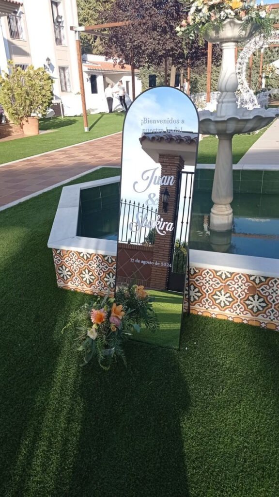 Un espejo que vinilamos para la decoración de una boda a la que pudimos asistir y vimos su éxito.